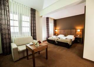 Отель Hotel Zawrat Ski Resort & SPA Бялка-Татшаньска Семейный номер (для 2 взрослых и 1 ребенка)-1